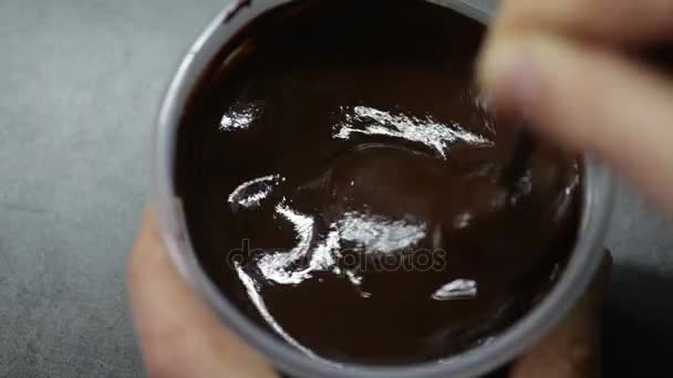 Gesmolten chocolade in de pot — Stockvideo