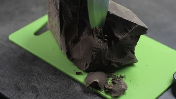 Stück Kakaobohnen wird mit einem Messer geschnitten — Stockvideo