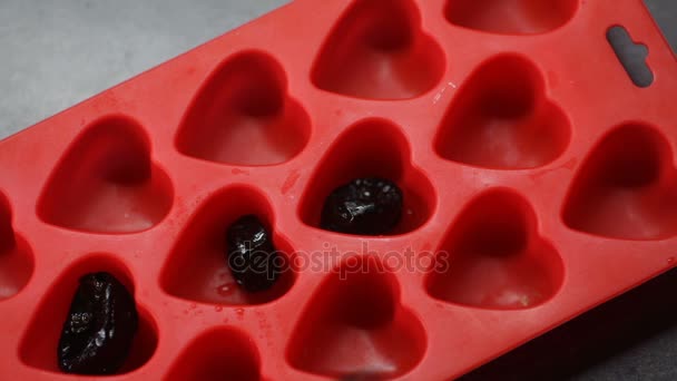 W formy do czekolady orzechów umieścić — Wideo stockowe
