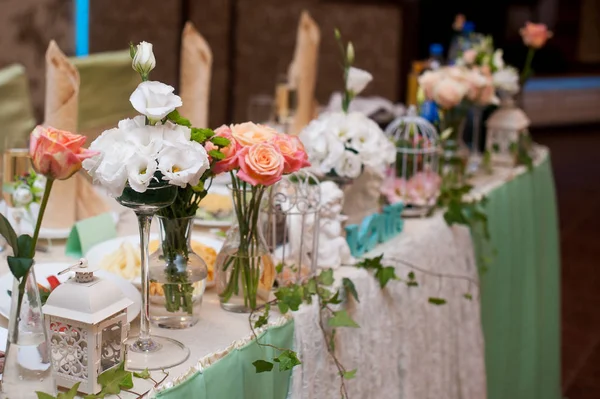 Mooie inrichting van bloemen aan de tafel van de bruiloft — Stockfoto