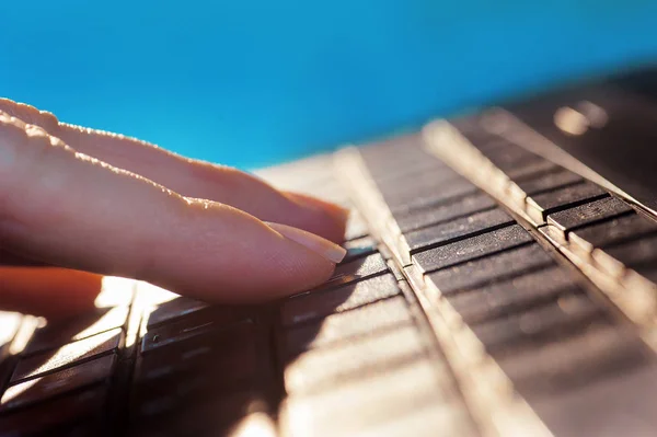 Dedos de mujer en el teclado del portátil — Foto de Stock