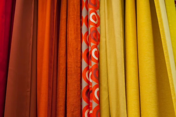 Textur-Sets von Stoffen hängen am Zittern im Kleiderschrank — Stockfoto