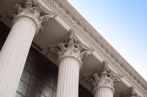 Belles colonnes de la capitale sur la façade du bâtiment historique — Photo