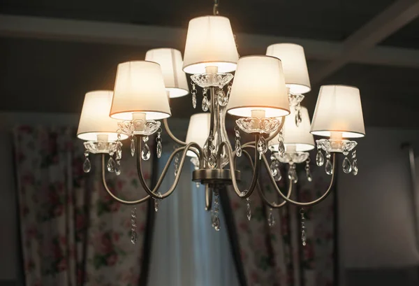 Bellissimo lampadario di lusso nella sala — Foto Stock