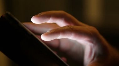 işadamı ofiste bir tablet ile oturuyor