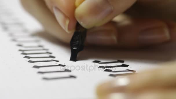 Donna scrive penna con lettere calligrafiche — Video Stock