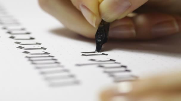 Vrouw schrijft pen met kalligrafische letters — Stockvideo