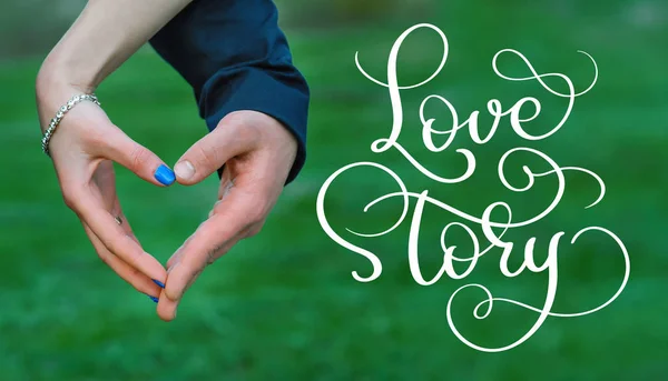 Bruid en bruidegom handen maken van hart en vintage tekst Love story. Kalligrafie belettering hand loting — Stockfoto