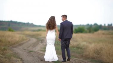 Gelin ve damat alanında yol boyunca yürüyüş