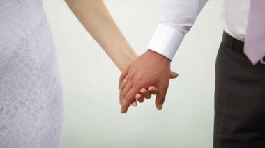 Gelin ve Damat Düğün yürüyüşe ellerini tutun