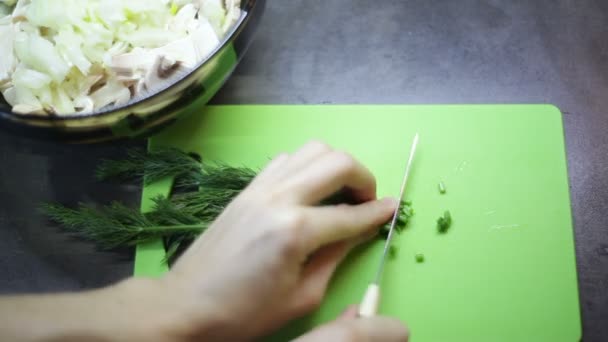 Vrouw Groenen snijden op een snijplank — Stockvideo