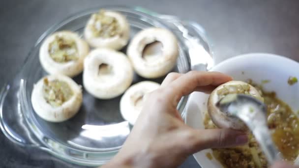 Cozinheiro faz um prato de cogumelos — Vídeo de Stock