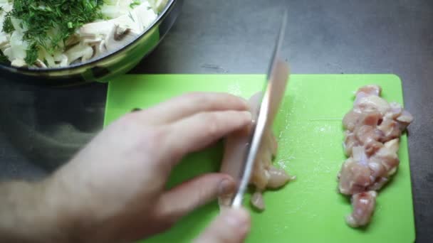 Cozinhar corta carne em uma tábua de corte na cozinha — Vídeo de Stock