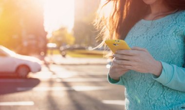 genç kadın ile smartphone yazıyor