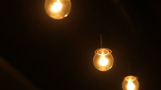 Luzes incluídas em um quarto escuro — Vídeo de Stock