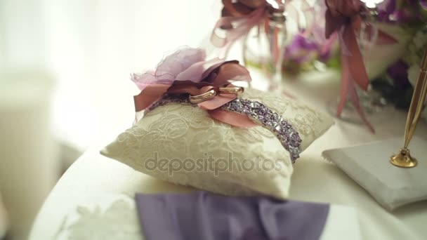 Table pour une cérémonie de mariage avec verres de champagne, anneaux et un bouquet de fleurs 