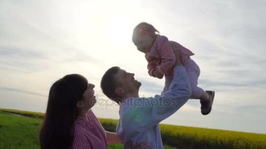 Mutlu anne ve baba kızlarını atmak