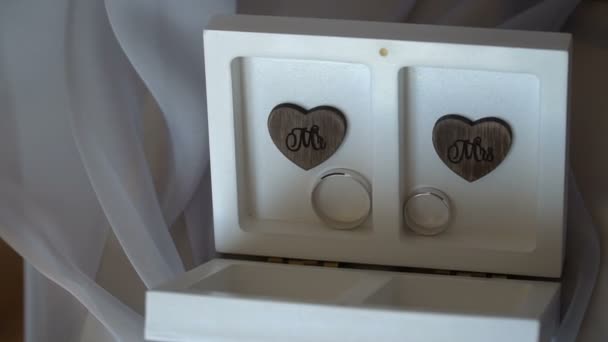 在心的白盒子的两个结婚戒指。 — 图库视频影像