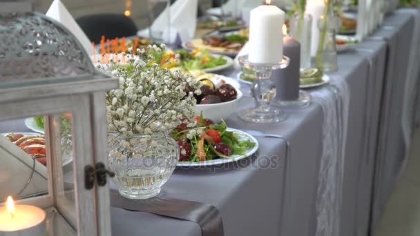 Свадебный стол с обедом в ресторане — стоковое видео