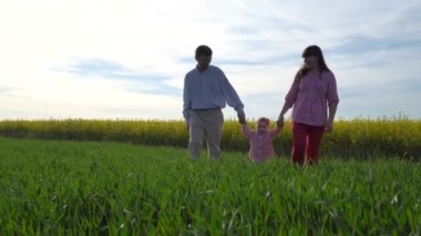 genç bir kızın ailesiyle bahar yeşil çayırlarda yürür