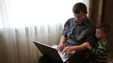 Baba ve oğul laptop oyun oynarken