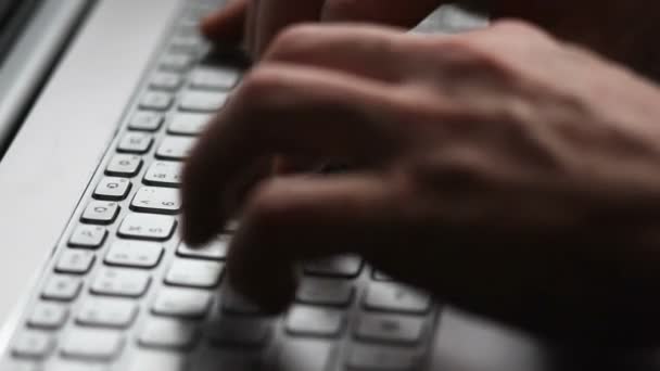 手提电脑键盘上的男性手 — 图库视频影像