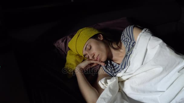 生病的年轻女子躺在床上 — 图库视频影像