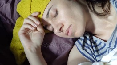 Hasta genç kadın yatakta yatıyor