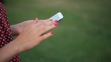 bir akıllı telefon kullanan kadın