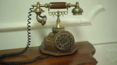 Koridordaki masada antika antika telefon