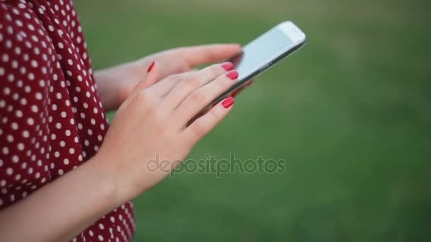 Kobieta za pomocą smartfona — Wideo stockowe