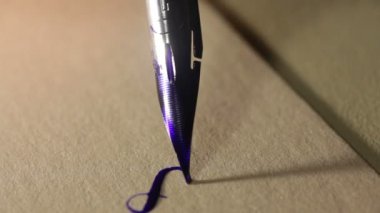 Tükenmez kalem kağıt vintage hatları yakın çekim yazıyor