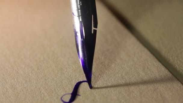 Stylo encre écrit sur papier vintage lignes close-up 