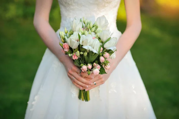 Невеста держит красивый белый свадебный букет — стоковое фото