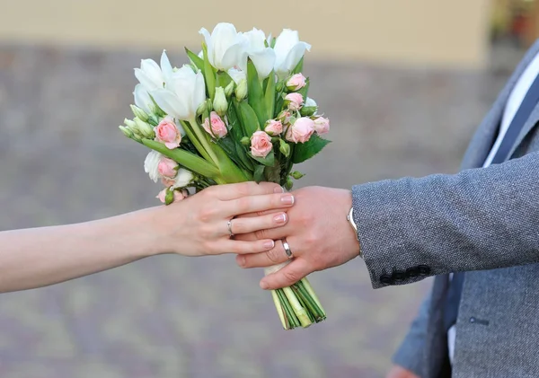 Ženich dává nevěsta svatební kytici — Stock fotografie