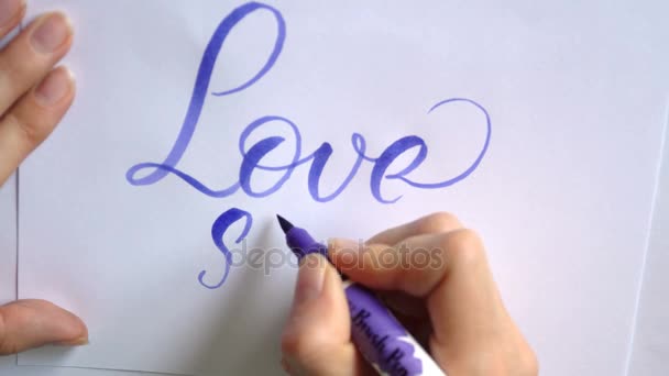 Palabras historia de amor con pincel de tinta azul caligrafía y letras — Vídeo de stock