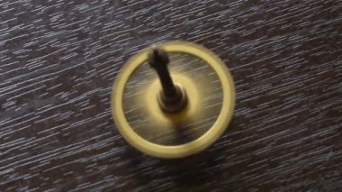 İplik eğlenceyi masanın üzerinde. Ağır çekim