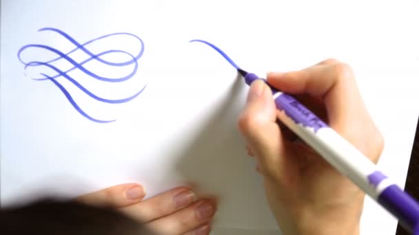 Schöne kalligrafische Locken mit einem Pinsel — Stockvideo