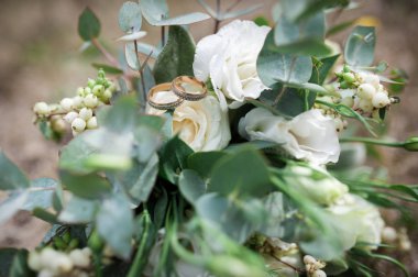 Bir buket üzerinde güzel alyans