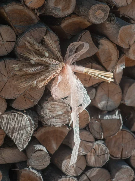 Kilka kolce na podłoże drewniane, rustykalny styl — Zdjęcie stockowe