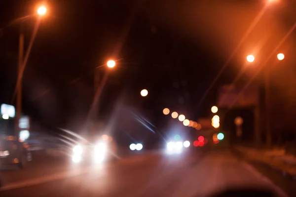 Night city cars defocus and lights on road — Stock Photo, Image