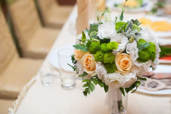 Svatební kytice na stole — Stock fotografie