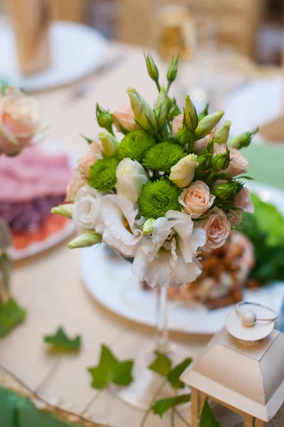 Krásné svatební kytice na stůl z růží bílé a béžové — Stock fotografie