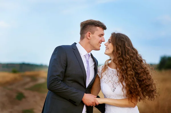 Sposo baciare sposa il giorno del loro matrimonio — Foto Stock