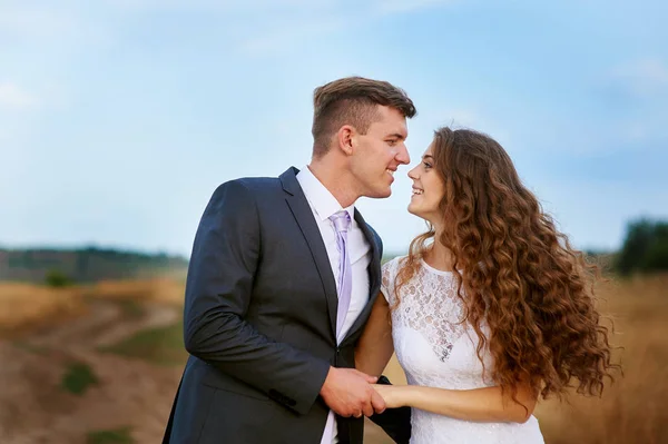 Bruidegom bruid kussen op hun trouwdag — Stockfoto