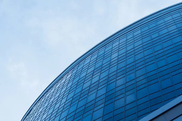 Modern kontorsbyggnad på himmel bakgrund — Stockfoto