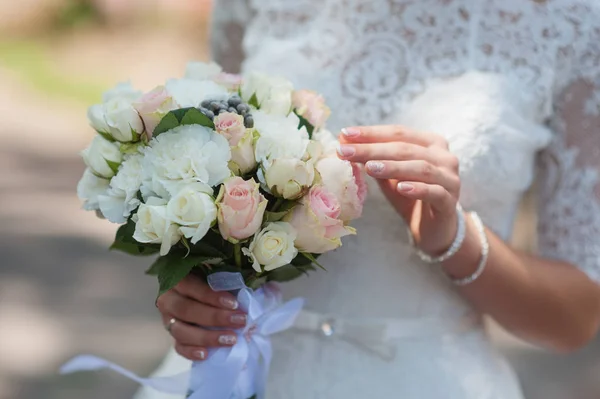 結婚式当日花嫁の手に美しい花束 — ストック写真