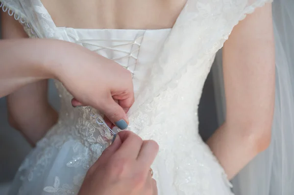 Fastening the dress, Button fastening on the brides dress, Brides fees, Wedding Dress — Stock Photo, Image