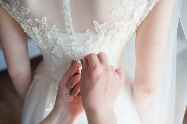 Main attachant le corset de la dentelle de mariée — Photo