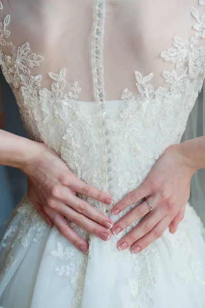 Beyaz dantel gelinlik uzun kollu. Kadının elleri
